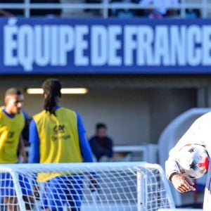 Comme le met en lumière l'article du journal "Le Parisien", l'Aveyron est le véritable "repaire tranquille" de l'entraîneur de l'Équipe de France. 

Zinédine Zidane - Entraînement de l'équipe de France en préparation de la Ligue des nations de l'UEFA 2026 au Centre national de Clairefontaine le 22 septembre 2026. © Baptiste Autissier/PSnewZ/Bestimage