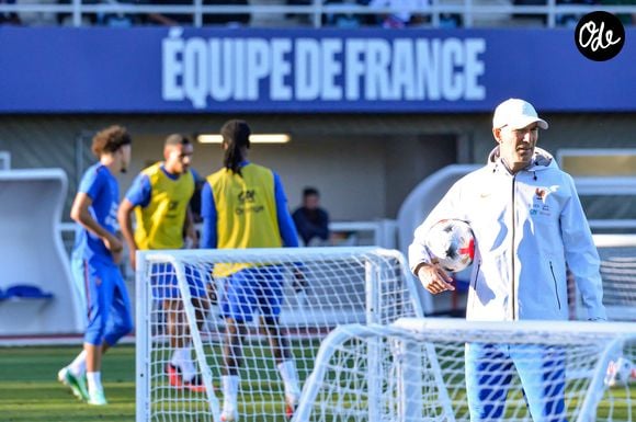 Comme le met en lumière l'article du journal "Le Parisien", l'Aveyron est le véritable "repaire tranquille" de l'entraîneur de l'Équipe de France. 

Zinédine Zidane - Entraînement de l'équipe de France en préparation de la Ligue des nations de l'UEFA 2026 au Centre national de Clairefontaine le 22 septembre 2026. © Baptiste Autissier/PSnewZ/Bestimage