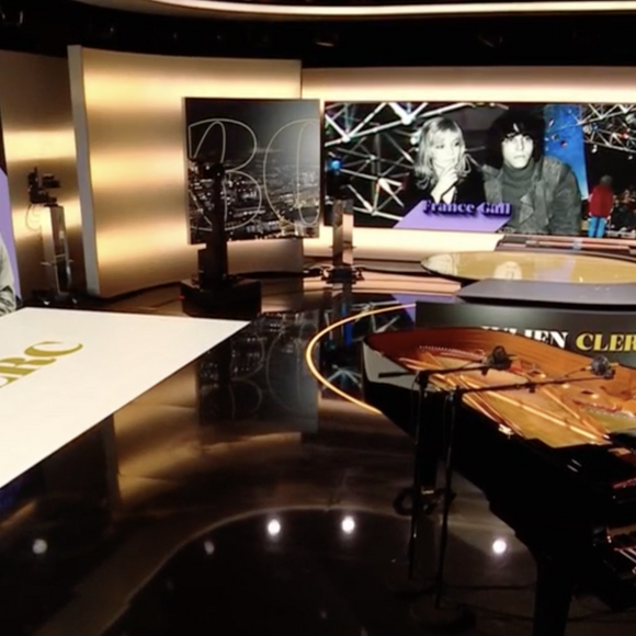 Laurent Delahousse reçoit Julien Clerc dans l'émission "20h30 le dimanche", France 2, le 8 juin 2025.