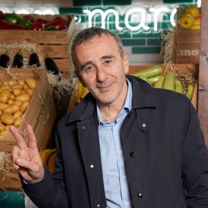L'humoriste français aime notamment se rendre à son QG à Paris, 

Elie Semoun - Inauguration du flagship mon.marché.fr rue Réaumur à Paris le 14 avril 2026.

© Anne-Sophie Guebey / Bestimage