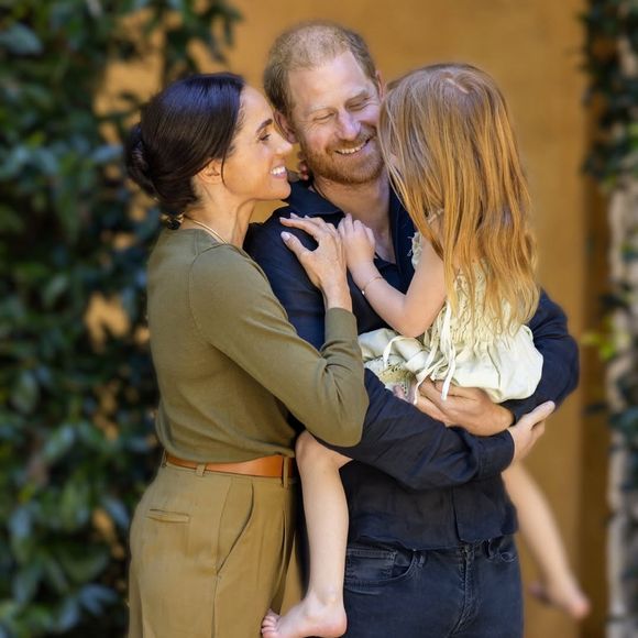 Les clichés montrent notamment la fillette dans les bras du prince Harry et dans le jardin familial.

Meghan Markle et le prince Harry ont partagé d'adorables images de Lilibet. Capture d'écran Instagram