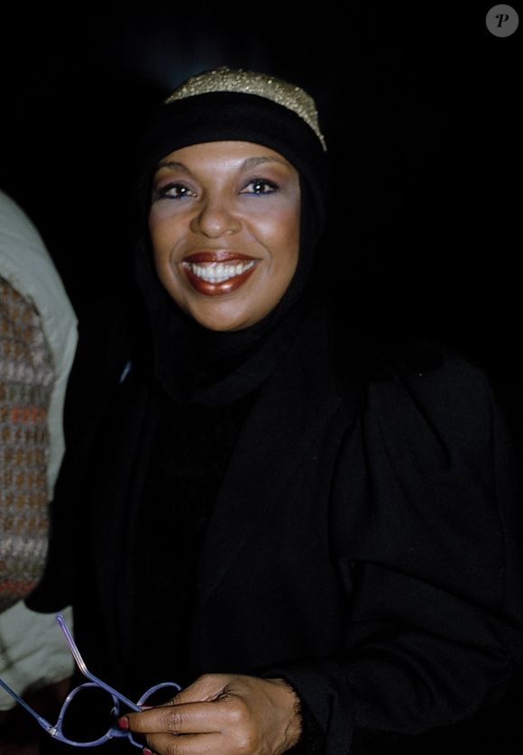 "Nous sommes bouleversés d'apprendre que la magnifique Roberta Flack est décédée ce matin", a confié son agent dans un communiqué. 

New York, NY - Roberta Flack, l'emblématique chanteuse de R&B connue pour des succès comme « Killing Me Softly With His Song » et « The First Time Ever I Saw Your Face », est décédée à l'âge de 88 ans.  (Backgrid USA / Bestimage).