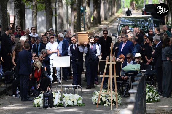 Ce vendredi 24 juillet, ses proches et de nombreuses personnalités se sont réunis au cimetière de Montmartre pour lui dire un dernier adieu. 

Illustrations - Les célébrités lors de l'hommage rendu aux obsèques de Françoise Coquet au cimetière de Montmartre à Paris le 24 juillet 2026. Agence / Bestimage