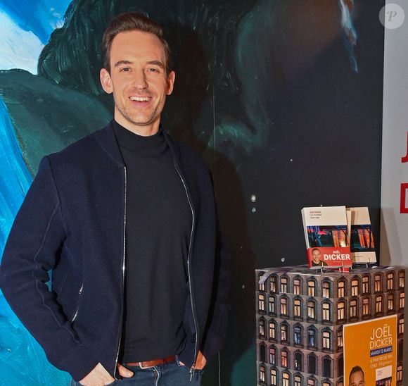 Joël Dicker présente son nouveau livre "Un animal sauvage" à la librairie Filigranes à Bruxelles, le 11 mars 2024. (Frederic Andrieu / Bestimage).