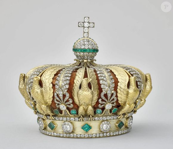 Couronne de l'impératrice Eugénie, avec son écrin (OA 11160 BIS) - Illustrations des bijoux volés au musée du Louvre lors d'un cambriolage le 19 octobre 2025.
© Musée du Louvre via Bestimage