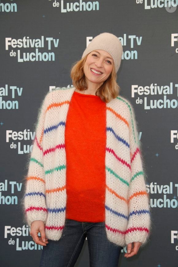 Elle se dit profondément transformée par cette expérience et pleinement épanouie aujourd’hui.

Elodie Frenck - Photocall de la dernière journée de la 24ème édition du festival Tv de Luchon le 12 février 2022.

© Christophe Aubert via Bestimage