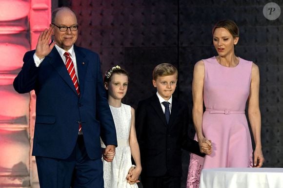 Le prince Albert II de Monaco, la princesse Charlene et leurs enfants, le prince héréditaire Jacques et la princesse Gabriella - Célébration des 20 ans de règne du prince souverain Albert II de Monaco sur la place du Palais à Monaco, le 19 juillet 2025. © Bruno Bebert/Bestimage