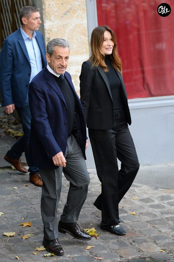 Nicolas Sarkozy, accompagné de sa femme Carla Bruni, sort de son domicile pour être incarcéré à la prison de La Santé à Paris le 21 octobre 2025. © Bestimage
