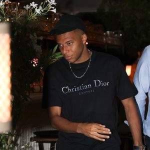 Paris, FRANCE Le footballeur français Kylian Mbappé passe la soirée avec des amis et deux mystérieuses femmes au restaurant Loulou à Paris. La star du football est restée dehors de 21 heures à 1 heure du matin !