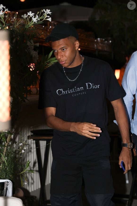 Paris, FRANCE Le footballeur français Kylian Mbappé passe la soirée avec des amis et deux mystérieuses femmes au restaurant Loulou à Paris. La star du football est restée dehors de 21 heures à 1 heure du matin !