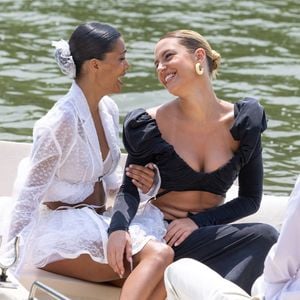 Cette fois, elles ont choisi une villa de luxe proposée par l’agence Le Collectionist.

Adèle Exarchopoulos et Tina Kunakey au front row dans une barque pour le défilé Jacquemus collection "Le chouchou" automne-hiver 2023/2024, au château de Versailles, France, le 26 juin 2023.

© Olivier Borde/Bestimage