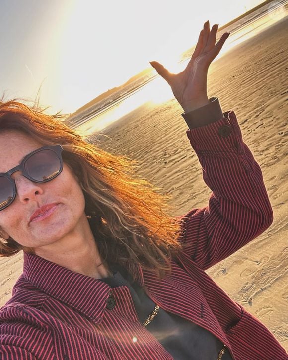 Elle compte près de 600 milles abonnés et, parfois, doit faire face à quelques critiques...

Faustine Bollaert se prend en photo sur son Instagram.