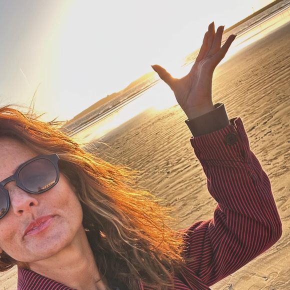 Elle compte près de 600 milles abonnés et, parfois, doit faire face à quelques critiques...

Faustine Bollaert se prend en photo sur son Instagram.