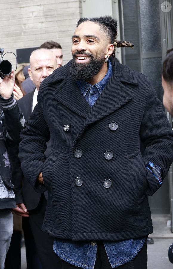 Il le décrit en des termes peu élogieux mais avec humour

Fary Lopes au défilé Lanvin "Collection Prêt-à-Porter Printemps/Eté 2023" lors de la Fashion Week de Paris (PFW), le 3 octobre 2022. Christophe Aubert via Bestimage