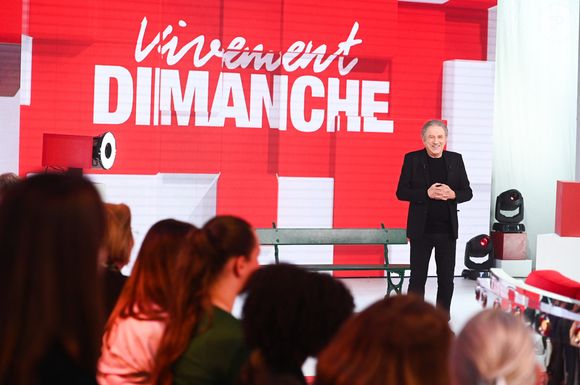 Exclusif - Michel Drucker lors de l'enregistrement de l'émission Vivement dimanche au studio Rive gauche, présentée par M.Drucker, diffusée sur France 3 le 10 mai 2026, à Paris, France, le 14 avril 2026. © Guillaume Gaffiot/Bestimage