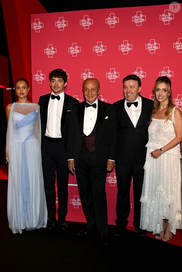 Sublime dans une robe drapée bleue, Alexandra a misé sur la même couleur que la maman de Jacques et Gabriella (ndlr : la princesse portait une robe Elie Saab) pour cette soirée qui avait pour but de recueillir des fonds pour l'association caritative de la Croix-Rouge. 

Charles Leclerc et sa compagne Alexandra Saint Mleux, Samir Traboulsi, Stéphane Valeri (président-délégué de la Société des Bains de Mer) et sa femme - 76ème Bal de la Croix Rouge dans la salle des Etoiles à Monaco le 12 juillet 2025. © Bruno Bebert/Bestimage