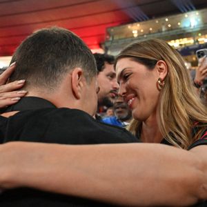 Iris Mittenaere premier soutien d'Antoine Dupont

Iris Mittenaere et Antoine Dupont -  Victoire des Toulousains en finale du Top 14, face à Montpellier (28 - 20) au stade de France. 
© Christian Liewig / Bestimage