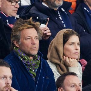 Laurent Delahousse et sa compagne Alice Taglioni - Célébrités assistent au 1/8e de finale aller de la Ligue des champions 2024-25 entre le PSG contre Liverpool (0-1) au Parc des Princes à Paris le 5 mars 2025. © Cyril Moreau/Bestimage