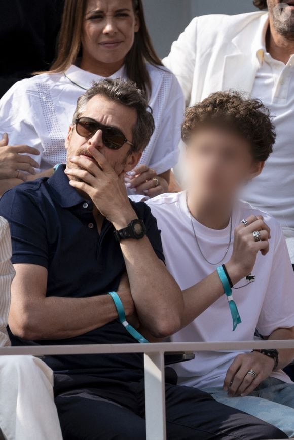 Guillaume Canet et son fils Marcel en tribunes lors de la finale messieurs des Internationaux de France de Tennis de Roland Garros 2025 (jour 15), à Paris, France, le 8 juin 2025. © Cyril Moreau/Bestimage