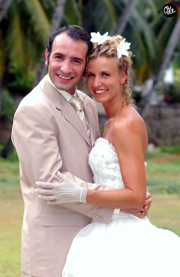 Archives - Aux Seychelles, Jean Dujardin et Alexandra Lamy  se marient dans la série "Un gars, une fille" le 2 décembre 2002.

© Bestimage