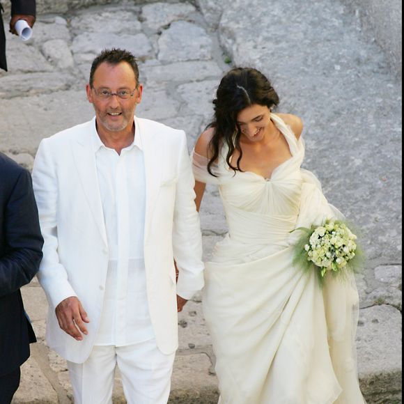 Depuis plusieurs années, Jean Reno est conseiller municipal des Baux-en-Provence...


Mariage de l’acteur français Jean Reno et du mannequin franco-américain Zofia Borucka, célébré le 29 juillet 2006 dans l’église des Baux-de-Provence, dans le sud de la France. (© Agence / Bestimage)