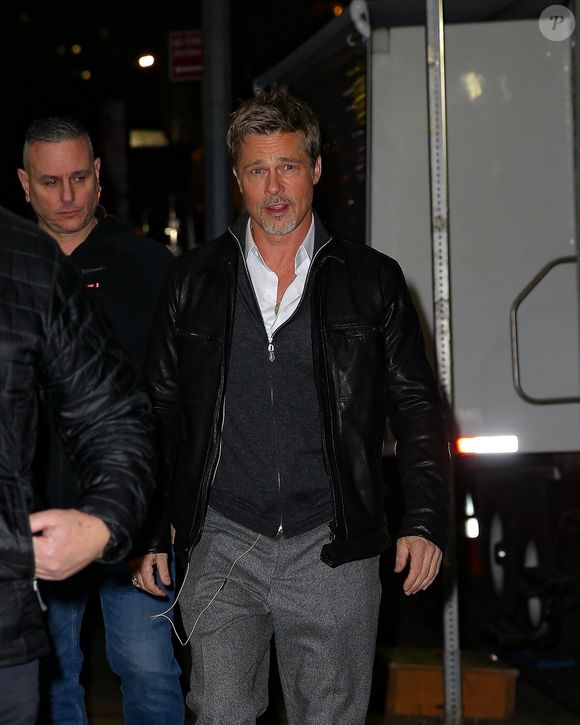 Brad Pitt et George Clooney tournent une scène de leur prochain film "Wolves" dans le quartier chinois de New York le 26 janvier 2023. Backgrid USA / Bestimage
