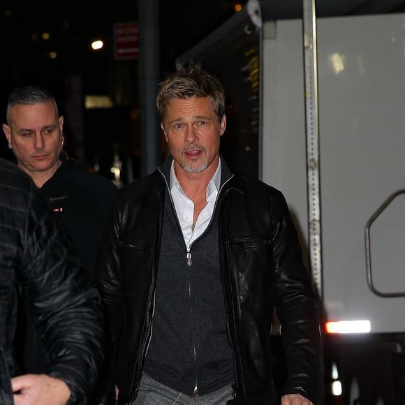 Brad Pitt et George Clooney tournent une scène de leur prochain film "Wolves" dans le quartier chinois de New York le 26 janvier 2023. Backgrid USA / Bestimage