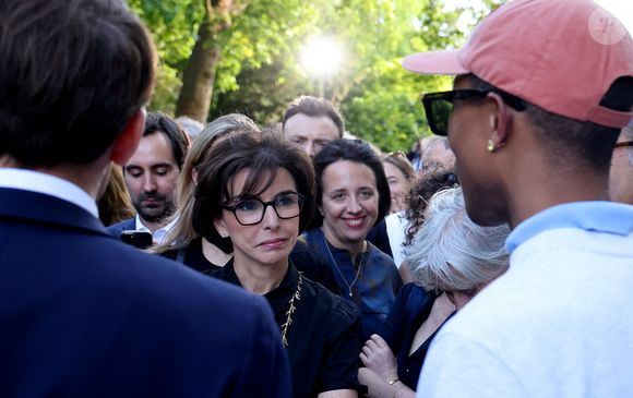 Dans la cour d’honneur, on a ainsi pu apercevoir Rachida Dati, venue saluer les artistes et échanger quelques mots avec Emmanuel Macron...

Emmanuel Macron, Rachida Dati et Pharrell Williams - Réception de la France Music Week au Palais de l'Elysée dans le cadre de la Fête de la Musique à Paris le 20 Juin 2025. © Dominique Jacovides/Bestimage