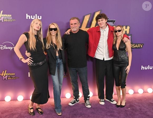 Miley Cyrus en famille à la première mondiale de "Hannah Montana 20th Anniversary Special" de Disney+ au El Capitan Theatre à Los Angeles.
© Backgrid USA / Bestimage