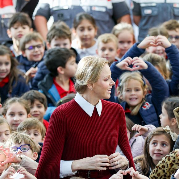 La princesse Charlène de Monaco au Grimaldi Forum, accompagnée du champion monégasque de descente en apnée, Pierre Frolla, et la nouvelle directrice de sa Fondation Mme Anne Boggio, pour accueillir tous les élèves de Cours Préparatoire (CP) de Monaco (316 enfants) pour une matinée de sensibilisation à la prévention de la noyade à Monaco, le 28 novembre 2025. Claudia Albuquerque/Bestimage