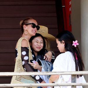 "On a fait le deuil de cet enfant que l’on n’a pas pu aller chercher, racontait Laeticia sur France 2. C’était un petit garçon qui s’appelait Shayne."

Exclusif -  Laeticia Hallyday et sa fille Joy sont aller accueillir Jade à l'aéroport de Saint-Barthélemy-Rémy-de-Haenen, Antilles françaises, France, le 15 mars 2025. © Dominique Jacovides Bestimage