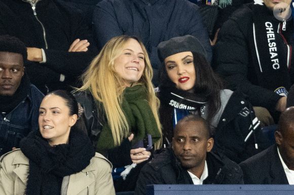 Hoshi et sa compagne - Célébrités dans les tribunes du match de 8ème de finale aller de la Ligue Des Champions 2025-2026 (LDC) "PSG - Chelsea (5-2)" au Parc des Princes à Paris le 11 mars 2026. © Cyril Moreau/Bestimage
