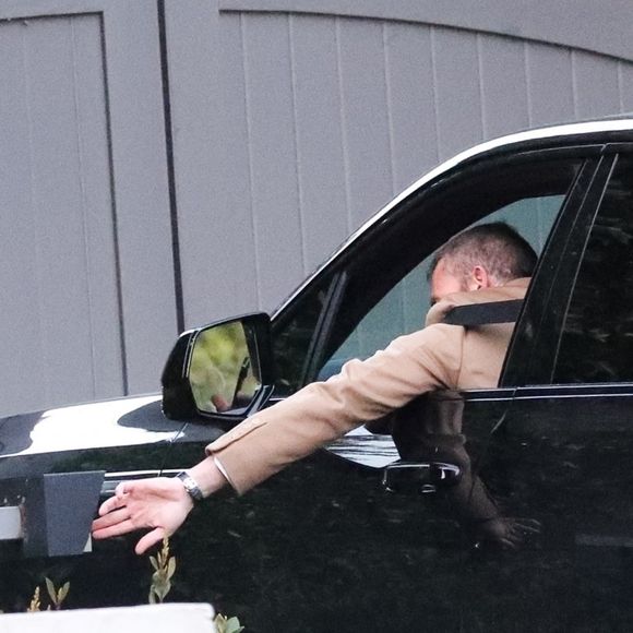 Los Angeles, CA  - EXCLUSIVE  - Ben Affleck heads back to his home after the Palisades Fire narrowly misses his property. Despite an evacuation advisory, the actor was earlier spotted driving home from his office.



Pictured: Ben Affleck