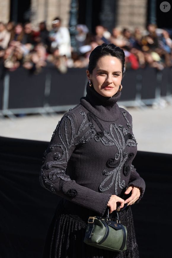 Noémie Merlant arrive au défilé Louis Vuitton Collection Femme Prêt-à-Porter Printemps/Eté 2026 lors de la Fashion Week de Paris (PFW) dans la Cour Carrée du Louvre, à Paris, France, le 30 septembre 2025. © Denis Guignebourg/Bestimage