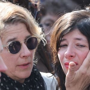 Isabelle Gélinas et sa fille Blanche - Sorties des obsèques de Bruno Salomone en l'église Sainte-Anne de Polangis de Joinville-le-Pont (Val-de-Marne) le 23 mars 2026. © Cyril Moreau - Dominique Jacovides / Bestimage