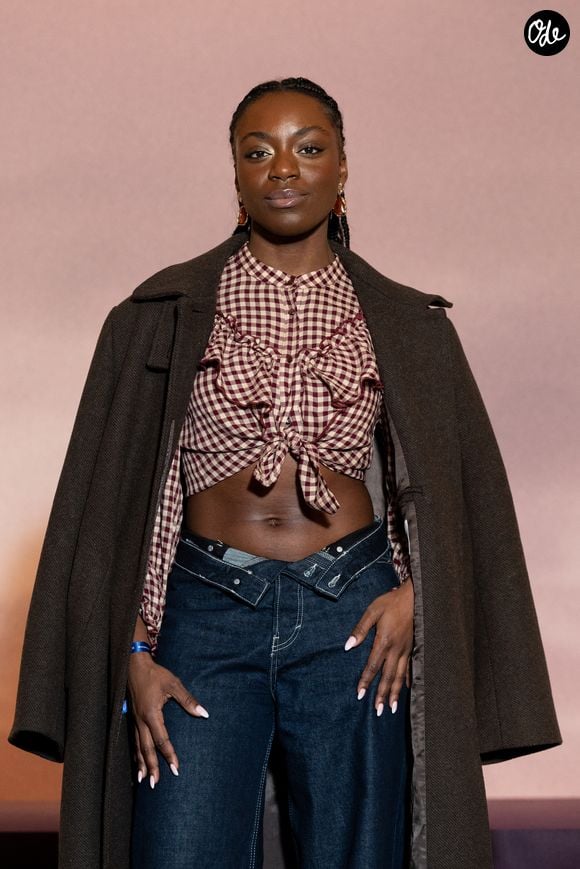 Sarah s’est absentée sur plusieurs dates afin de préserver sa voix, sur recommandation médicale.

Sarah de la Star Academy 2025 - Photocall de l'avant-première mondiale parisienne de la saison 4 Netflix de "Bridgerton" au Palais Brongniart à Paris, France, le 14 janvier 2026. © Cyril Moreau/Bestimage