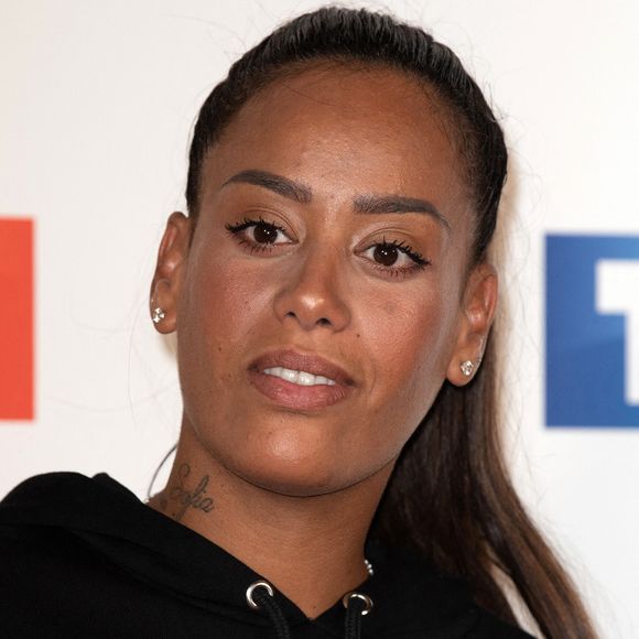 Amel Bent a fait cette démarche pour honorer sa grand-mère.

Amel Bent participe à la séance photo du Groupe TF1 au Palais de Tokyo le 9 septembre 2019 à Paris, en France. Photo de David Niviere/ABACAPRESS.COM