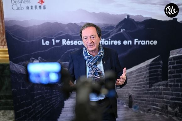"Il fait bon y marcher, courir, observer, se concentrer sur la nature," confie-t-il à ses abonnés, dévoilant de superbes paysages de carte postale où la mer serpente entre les bancs de sable et les chênes verts. 

Exclusif - Michel-Edouard Leclerc - Déjeuner du Chinese Business Club en l'honneur de M.E. Leclerc à l'InterContinental Paris le 31 janvier 2023. © Rachid Bellak/bestimage