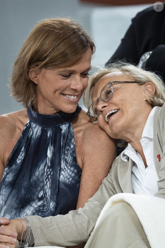Muriel Robin et sa femme Anne Le Nen dans les tribunes lors des Internationaux de France de Tennis de Roland Garros 2025, à Paris, France, le 4 juin 2025. © Jacovides-Moreau/Bestimage