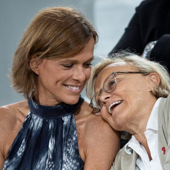 Muriel Robin et sa femme Anne Le Nen dans les tribunes lors des Internationaux de France de Tennis de Roland Garros 2025, à Paris, France, le 4 juin 2025. © Jacovides-Moreau/Bestimage
