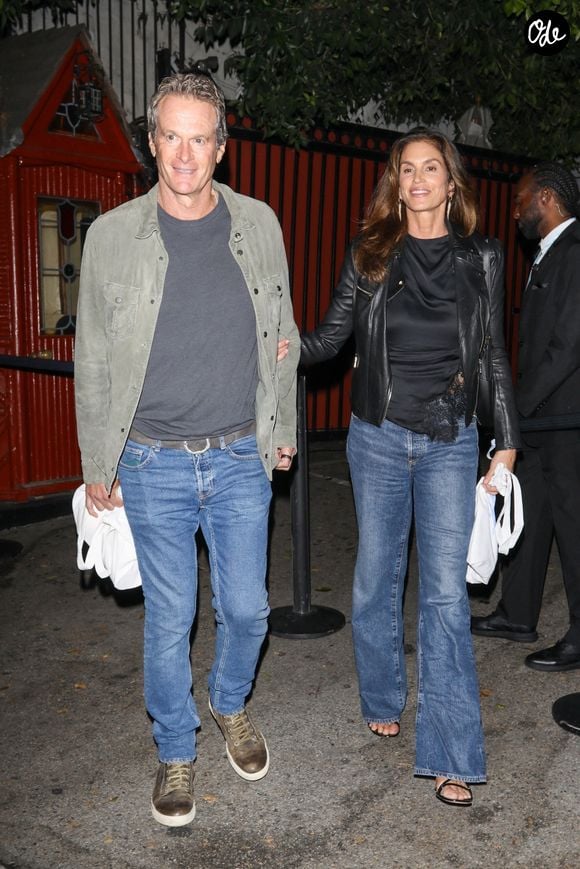 On voit Cindy Crawford et Rande Gerber quitter l'événement « Cloud 23 » organisé au Bar Marmont à Los Angeles après avoir assisté à cette soirée exclusive. Photo : Backgrid USA / Bestimage