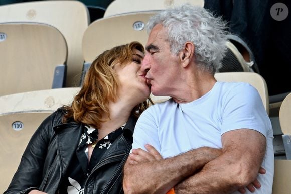 Raymond Domenech et sa nouvelle compagne à Roland Garros le 03 juin 2025 à Paris, France. Photo par ABACAPRESS.COM