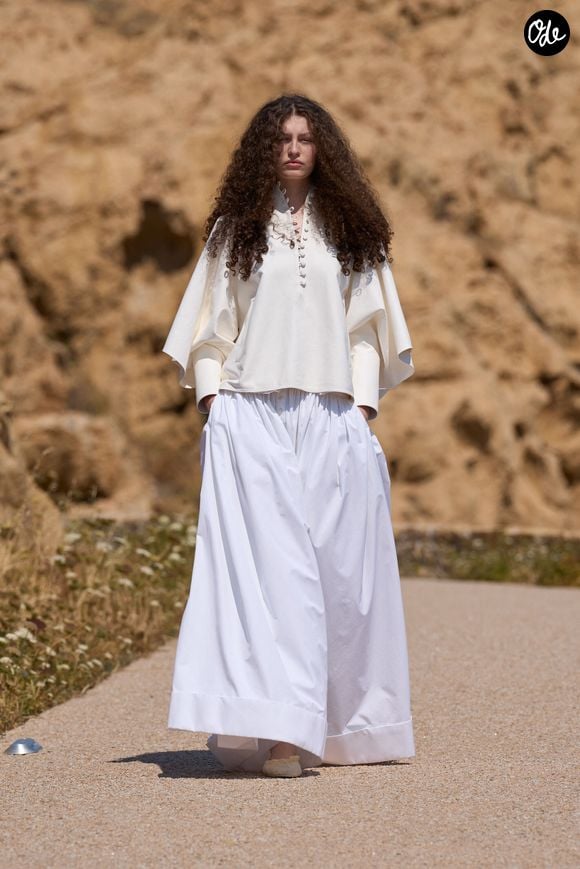 Info - Athena Accorsi, fille de Laetitia Casta, défile à 16 ans pour Jacquemus - Athena Accorsi (fille de L. Casta) - Défilé "Le Bonheur" By Jacquemus au phare de la Pietra à l'Ile Rousse en Corse le 29 juin 2026. © Courtsey of Jacquemus via Bestimage / Bestimage