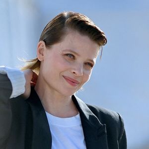 Elle l’a associé à une chemise blanche ample, légèrement déstructurée apportant une touche de fluidité à l’ensemble. 

Mélanie Thierry participe à la séance photo du film *La Vie d'une femme* lors de la quatrième journée du 40e Festival du film de Cabourg, le 13 juin 2026 à Cabourg, en France. Photo de Franck Castel/ABACAPRESS.COM