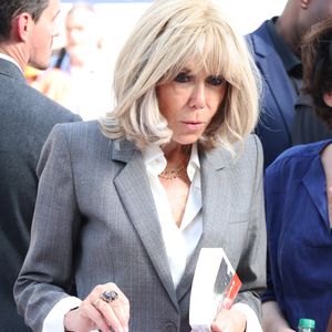 La Première dame Brigitte Macron au Festival du Livre de Paris 2025 au Grand Palais à Paris, France, le 11 avril 2025. © Denis Guignebourg/Bestimage