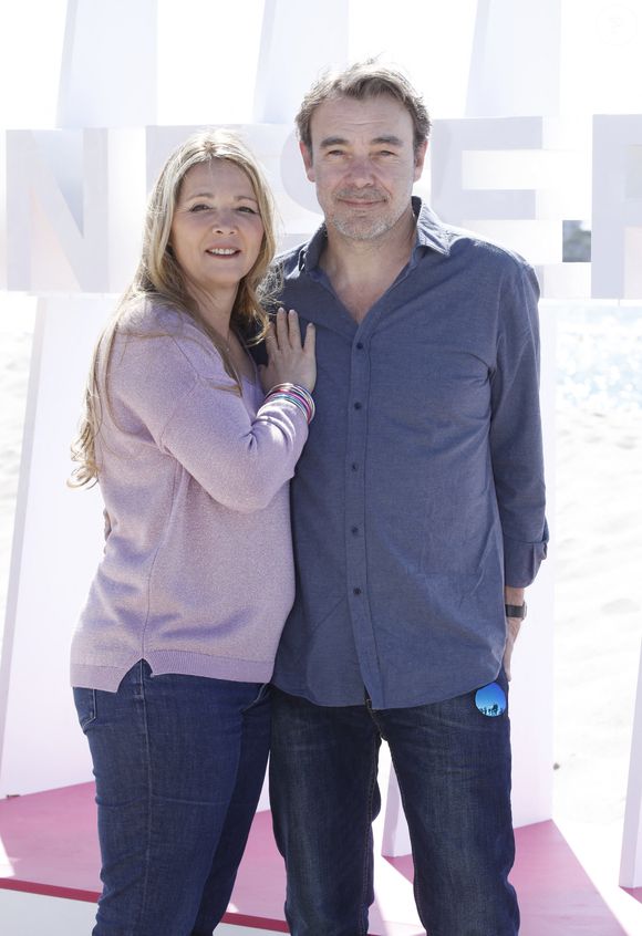 Sur Twitter, le producteur Jean-Luc Azoulay a tenu à calmer les inquiétudes: "Que les fans se rassurent, ils retrouveront Hélène, Nicolas et leurs amis dès 2026 sur une autre chaîne"

Helene Rolles et Patrick Puydebat (Les mystères de l'Amour) lors du photocall de 'CanneSeries ' Saison 6 au Palais des Festivals de Cannes le 15 Avril 2023. 

© Denis Guignebourg/Bestimage