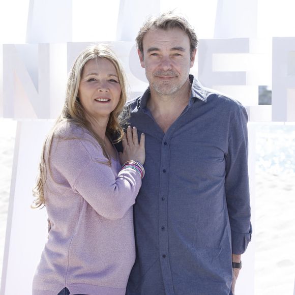 Sur Twitter, le producteur Jean-Luc Azoulay a tenu à calmer les inquiétudes: "Que les fans se rassurent, ils retrouveront Hélène, Nicolas et leurs amis dès 2026 sur une autre chaîne"

Helene Rolles et Patrick Puydebat (Les mystères de l'Amour) lors du photocall de 'CanneSeries ' Saison 6 au Palais des Festivals de Cannes le 15 Avril 2023. 

© Denis Guignebourg/Bestimage