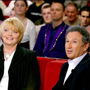 Paris, France, le 28 janvier 2004. La première épouse de Claude François, Isabelle Foret, et Michel Drucker assistent à l'enregistrement de l'émission « Vivement Dimanche : Spécial Claude François ». © Jean-Jacques Datchary/ABACA