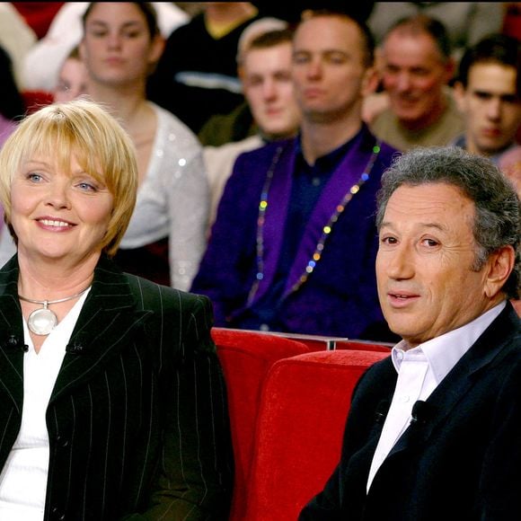 Paris, France, le 28 janvier 2004. La première épouse de Claude François, Isabelle Foret, et Michel Drucker assistent à l'enregistrement de l'émission « Vivement Dimanche : Spécial Claude François ». © Jean-Jacques Datchary/ABACA