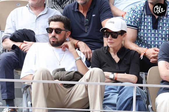 Cristina Córdula et Enzo Arous dans les tribunes lors du tournoi de Roland-Garros 2024, le 6 juin 2024 à Paris, en France. Photo de Nasser Berzane/Abaca